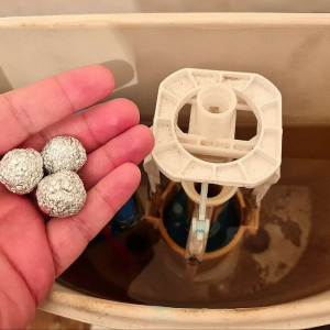 Зачем бросать шарики из фольги в бачок унитаза: необычная, но полезная хитрость